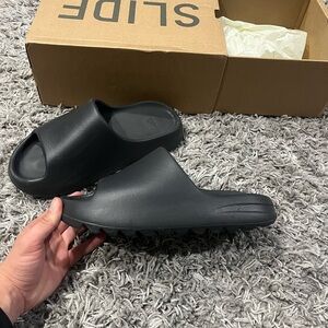 Yeezy slide onyx size 10